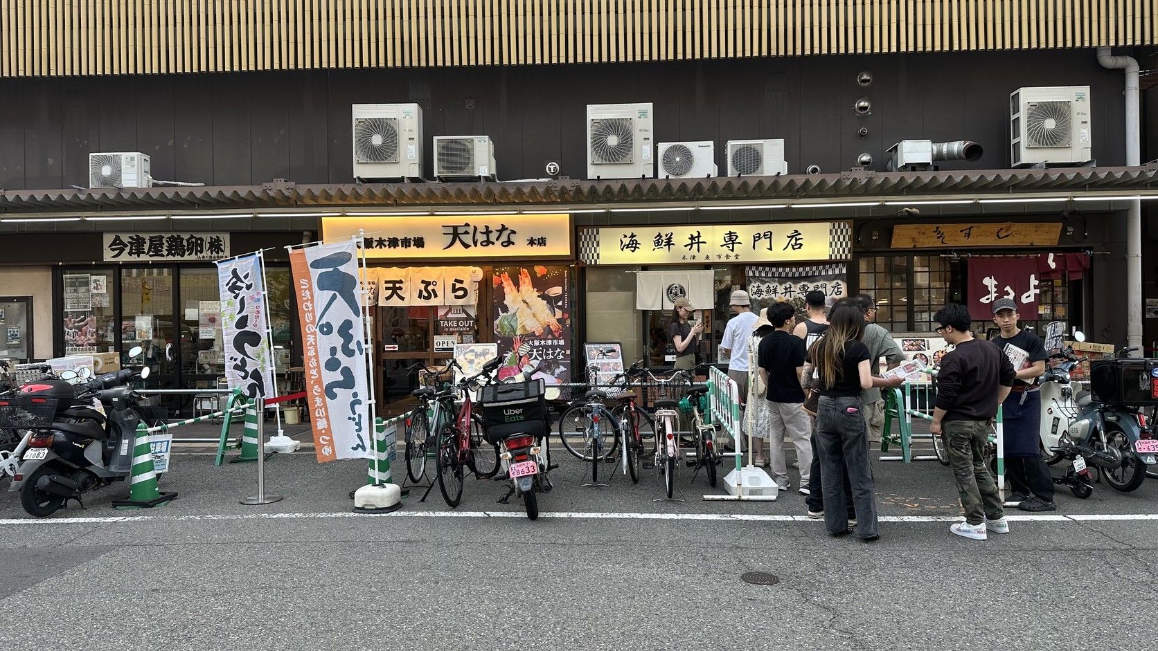 清晨 6 點多，海鮮丼專門店門口已有客人排隊，左側是天はな