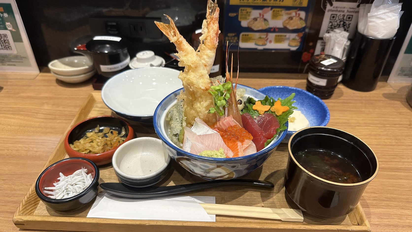 特選天はな海鮮丼套餐，海鮮丼、大蝦天婦羅、味噌湯與小菜擺在托盤上