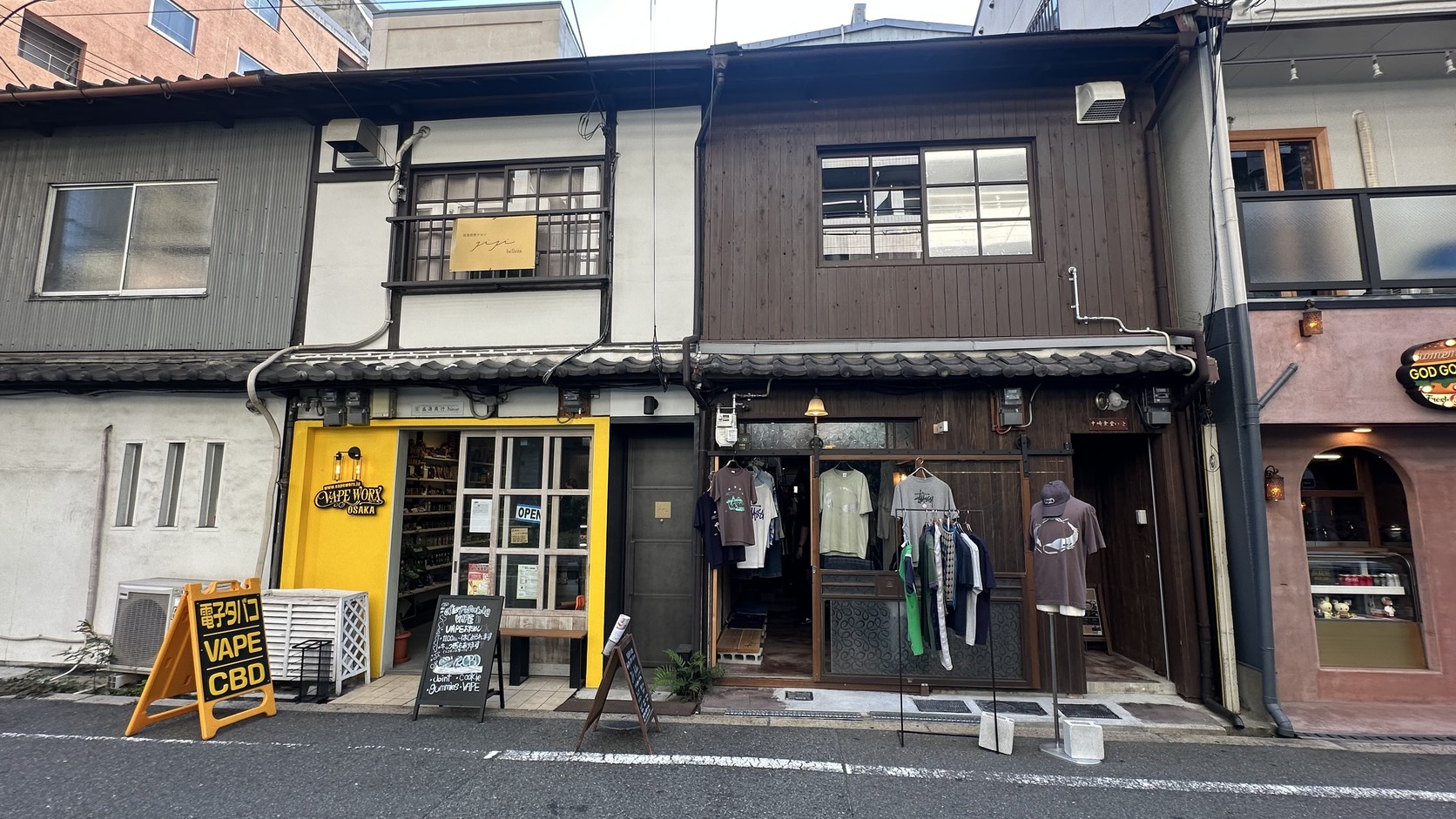 連排長屋的一樓分成住家入口與店面