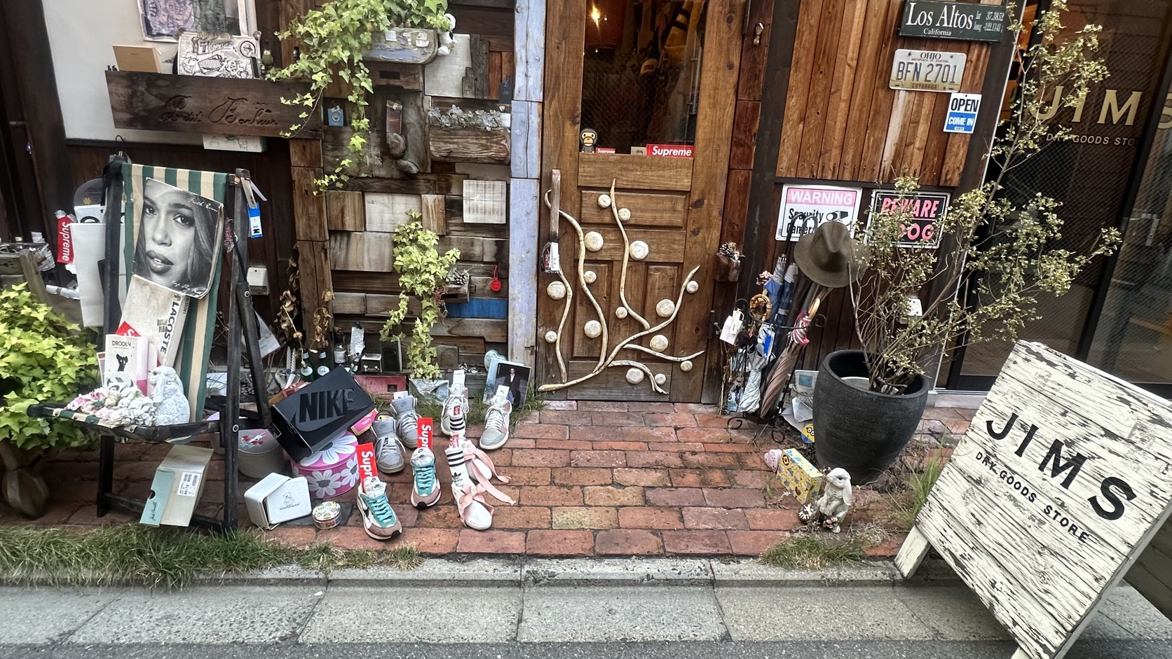 店門前磚鋪地面上擺放的球鞋、鞋盒、帽子與小擺飾