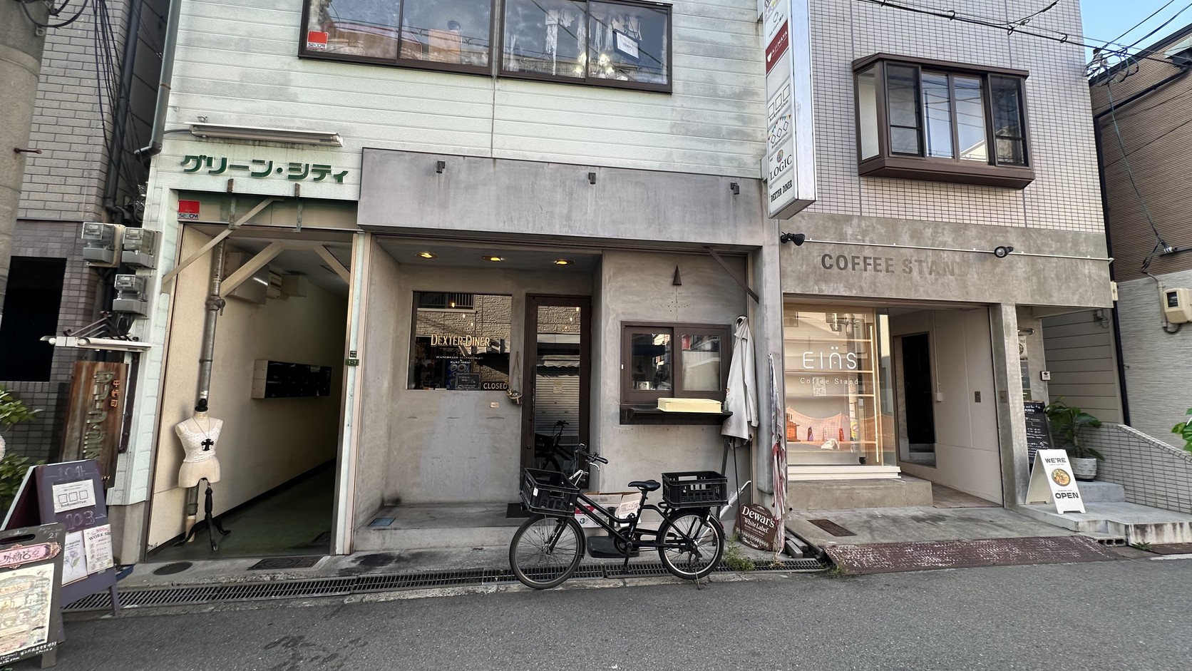 現代極簡水泥外觀的 Coffee Stand 與相鄰店面