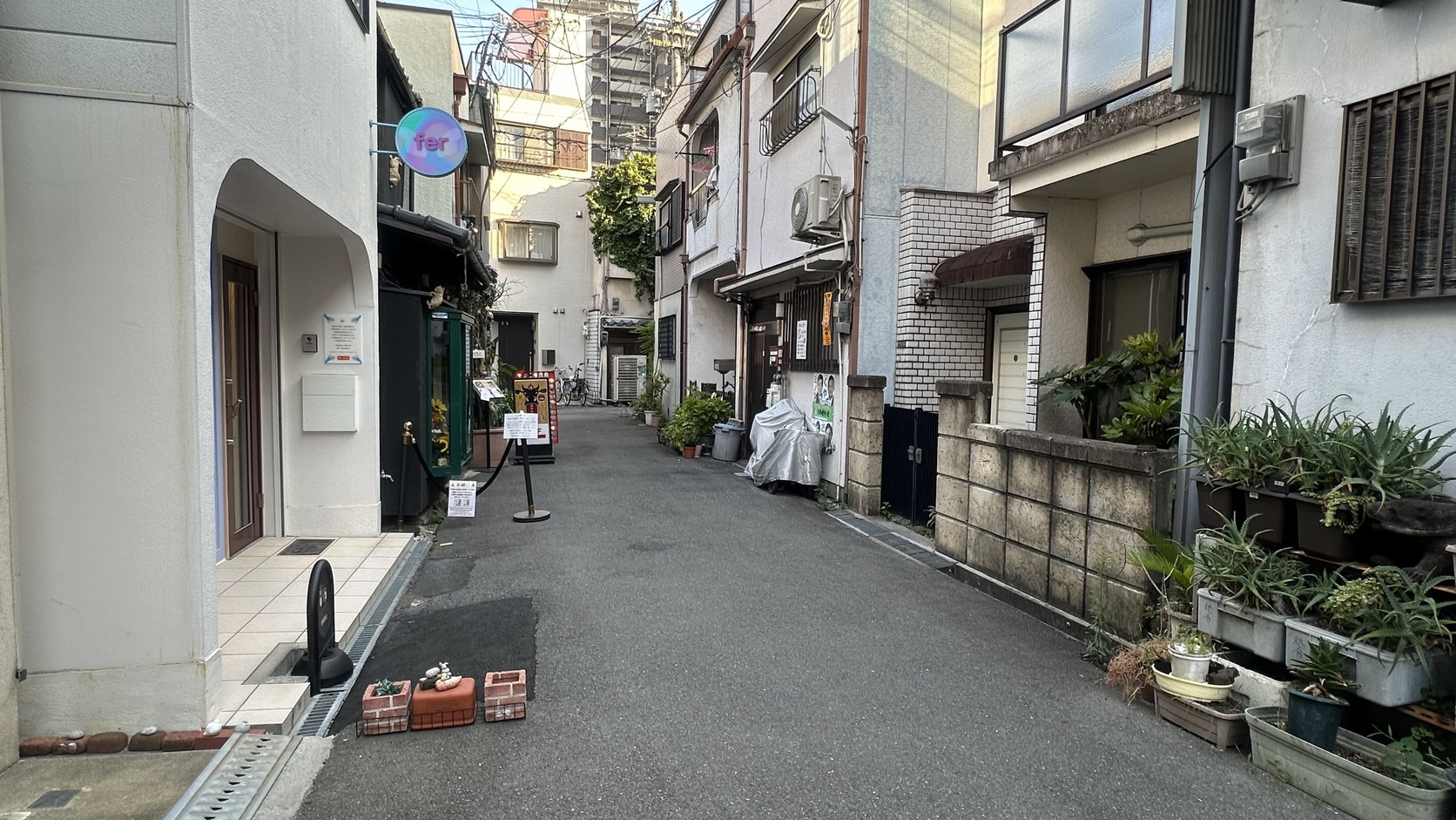住宅巷弄裡的圍牆與盆栽