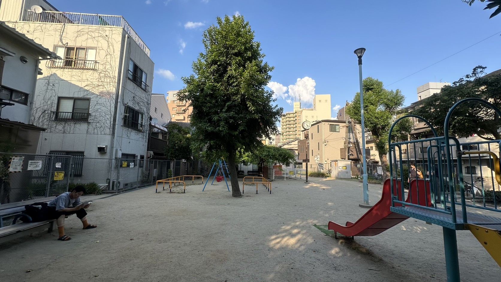 住宅旁的小公園，有滑梯與鞦韆