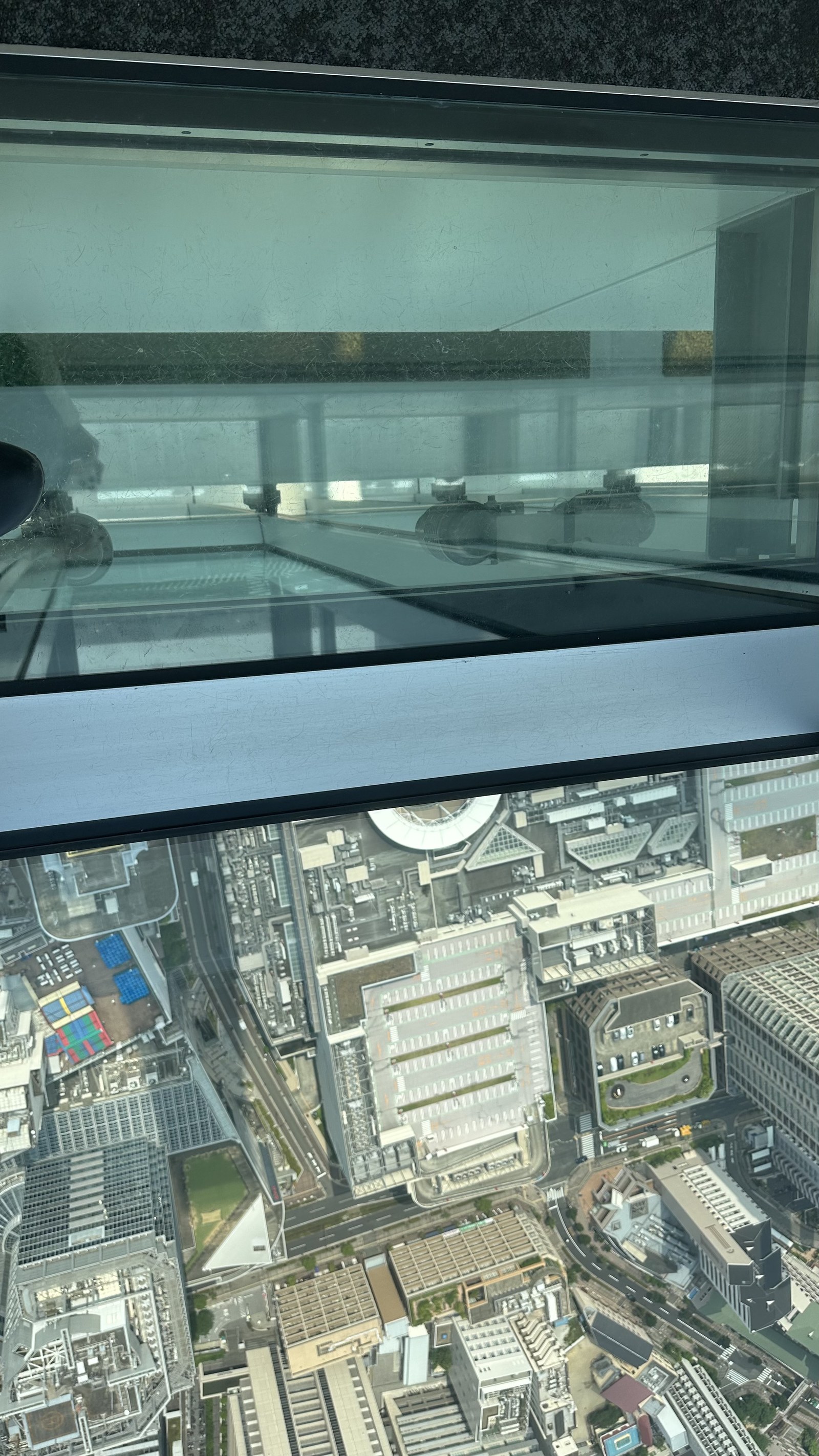 五、玻璃地板不大，但最能直接感受到 300 公尺高度 2