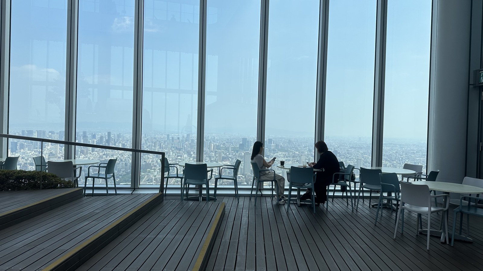 七、58 樓可以直接吃飯休息，連洗手間都沒有離開高空景觀