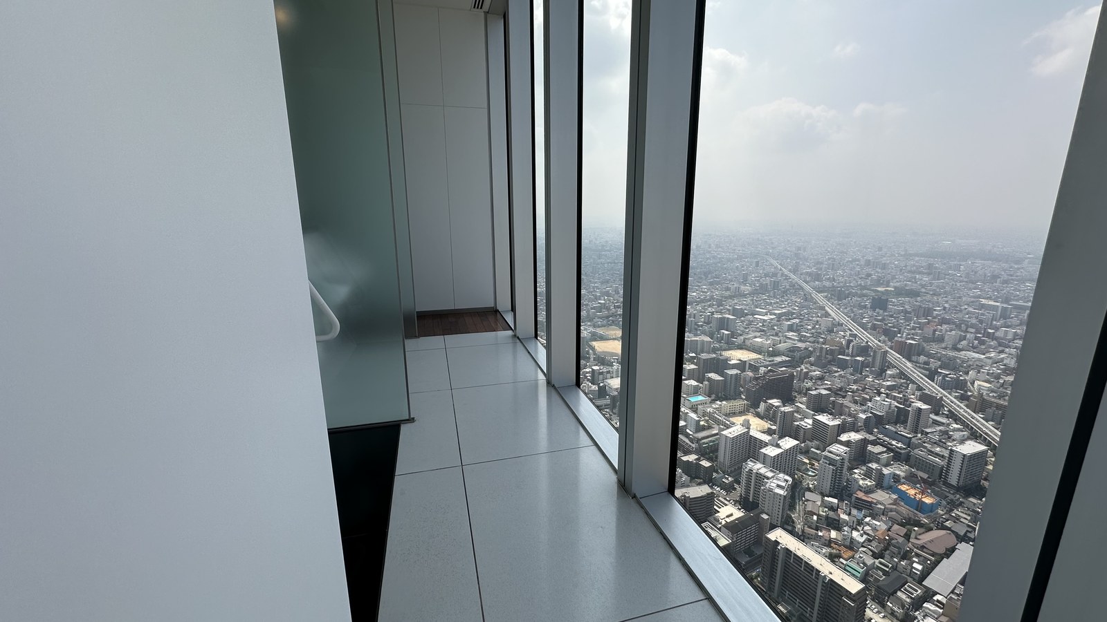 七、58 樓可以直接吃飯休息，連洗手間都沒有離開高空景觀 4