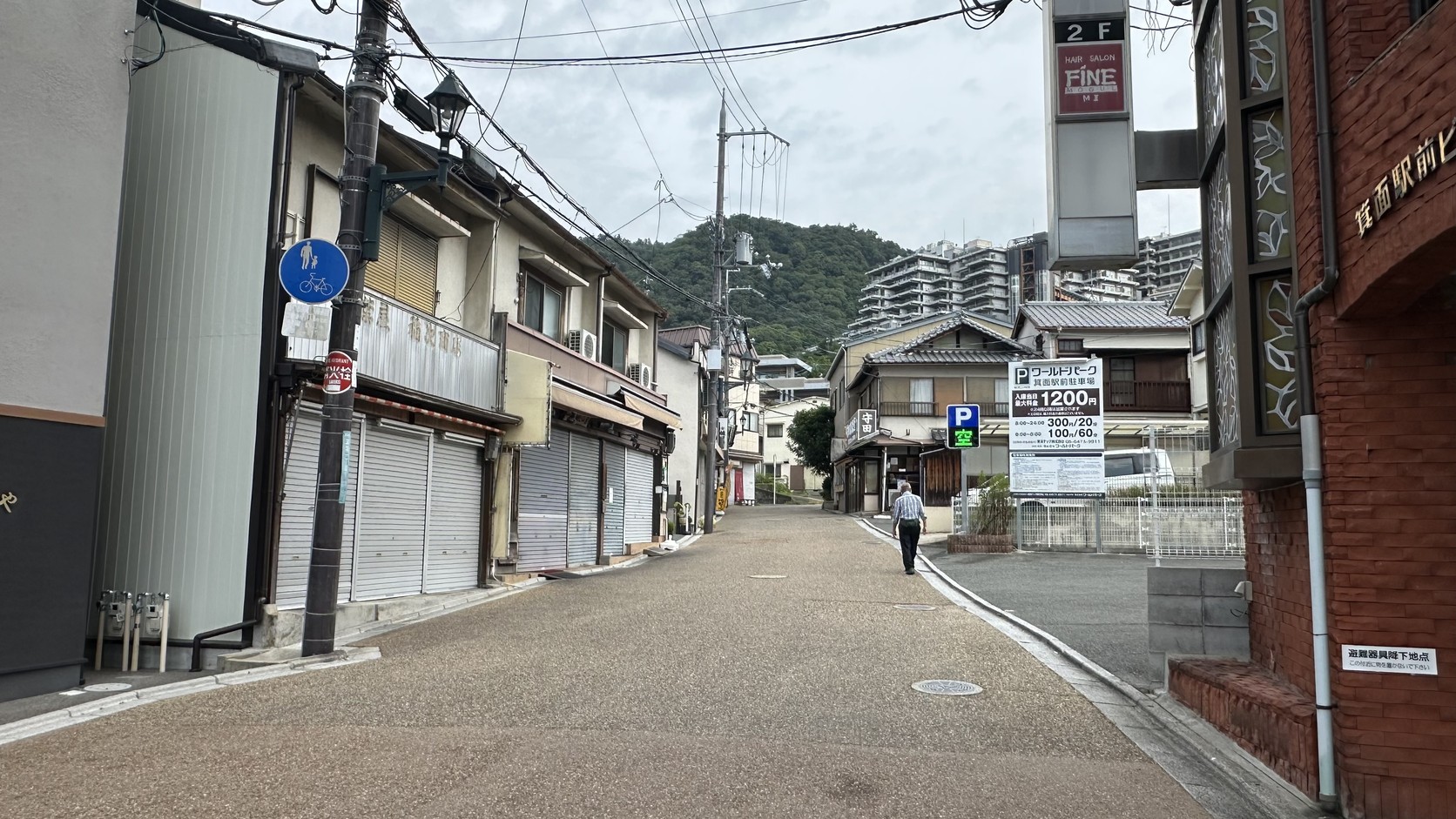 從阪急箕面站前通往瀧道的街道，清晨多數店家尚未開門