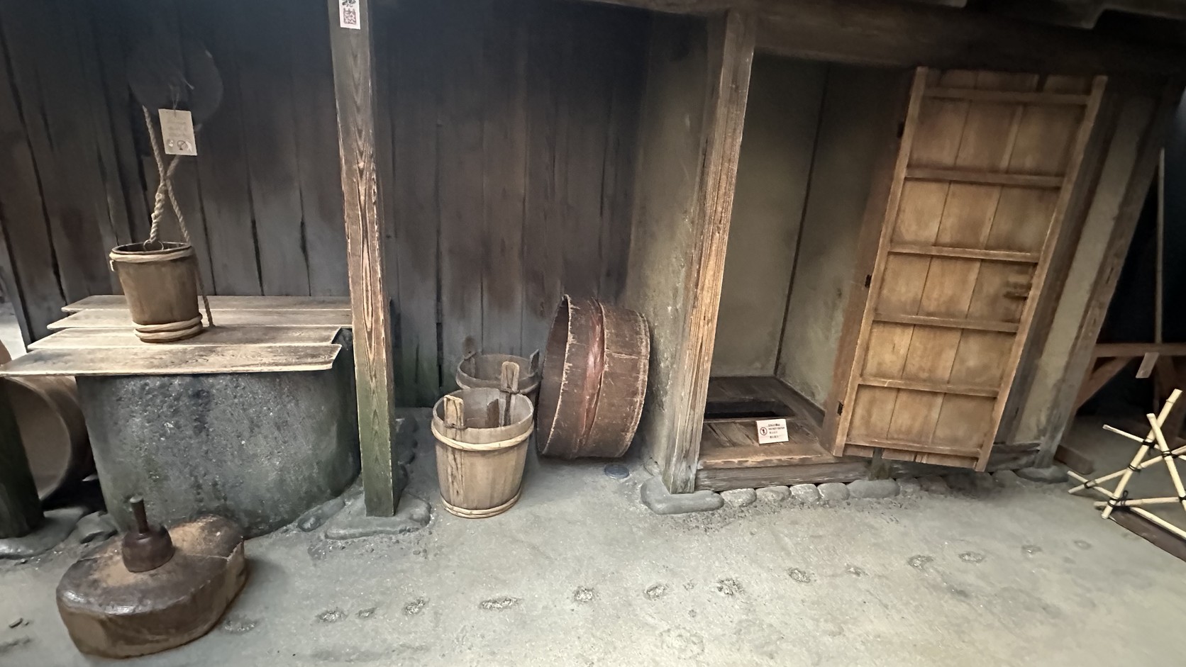 町屋後方的取水處、木桶與茅廁木門