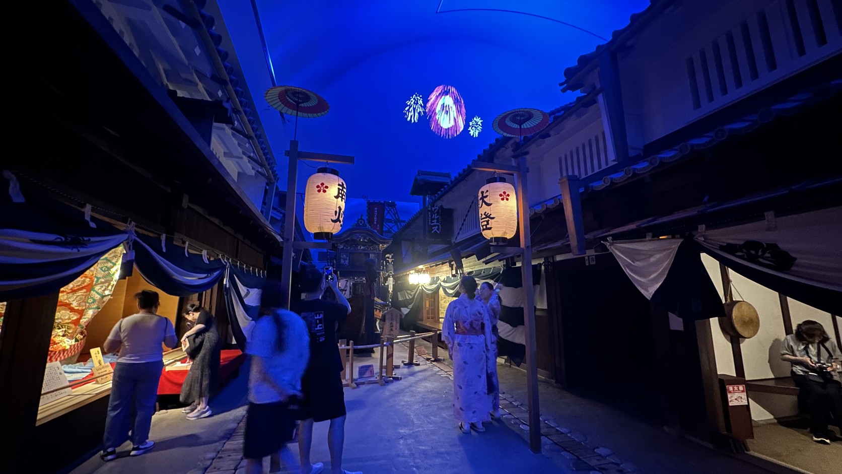 夜景模式下的江戶街道，天空出現煙火投影，獻燈燈籠亮起