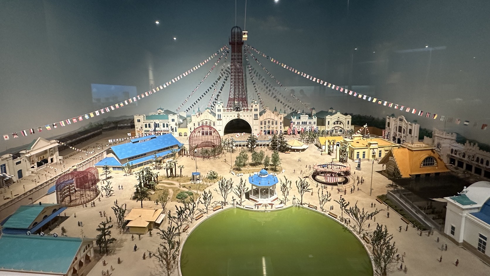 8 樓初代通天閣與 Luna Park 模型，萬國旗從高塔向四周展開