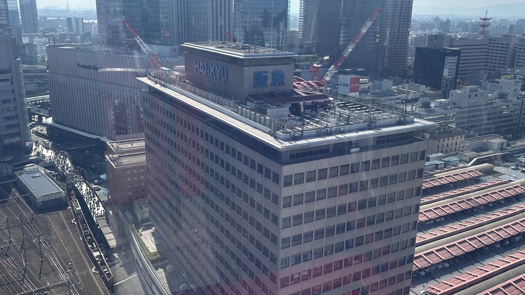 從摩天輪上俯看阪急大樓與大阪站月台屋頂