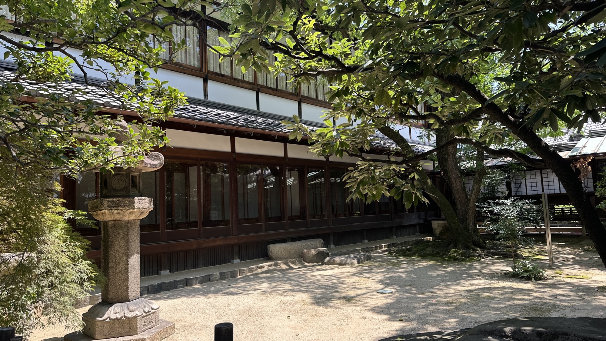 極樂淨土之庭入口長廊與石燈籠