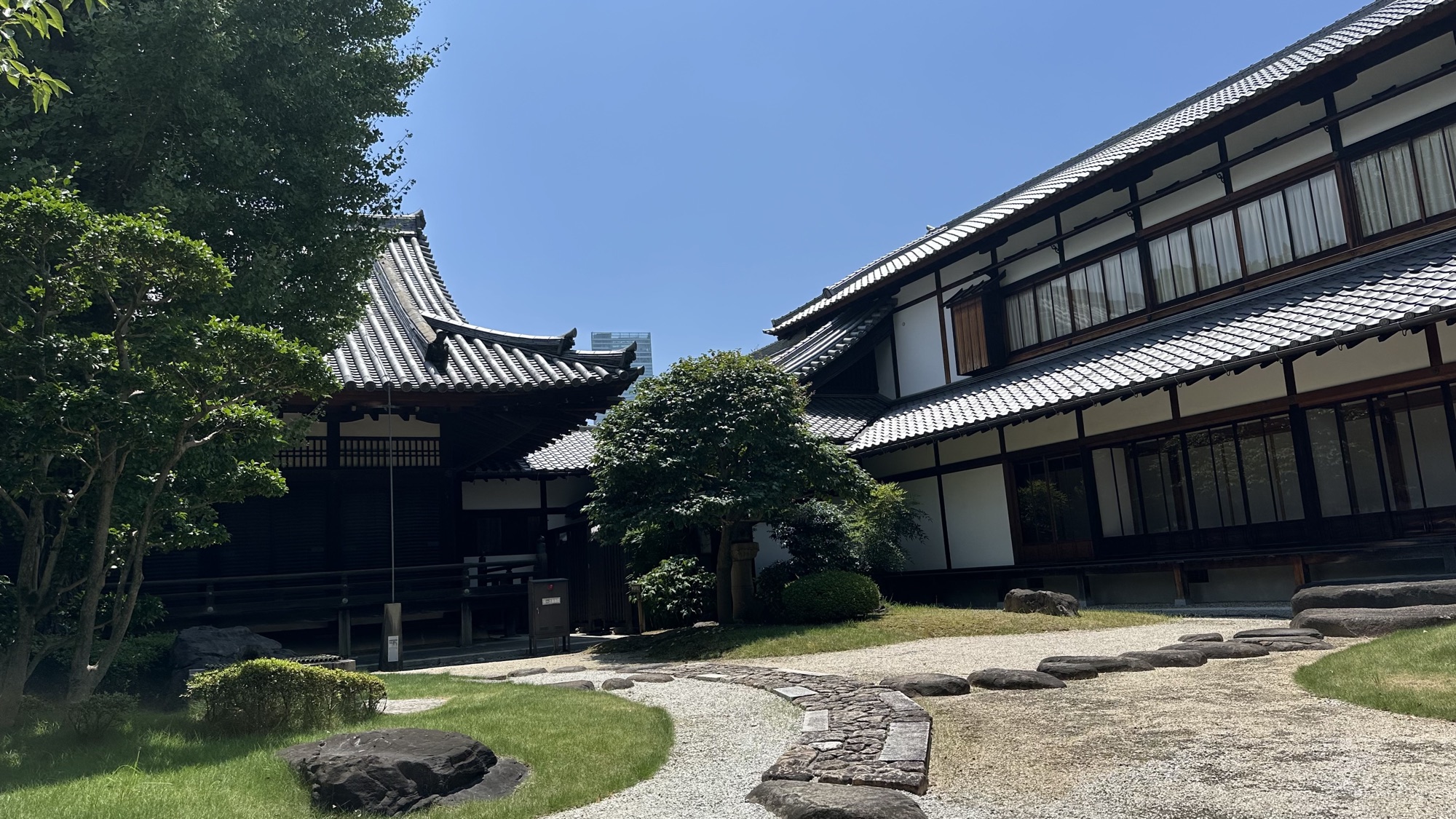 極樂淨土之庭旁的客殿與方丈建築