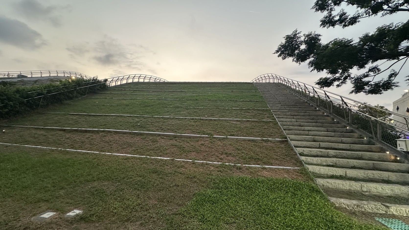 鯨魚堤岸草坡與階梯實拍
