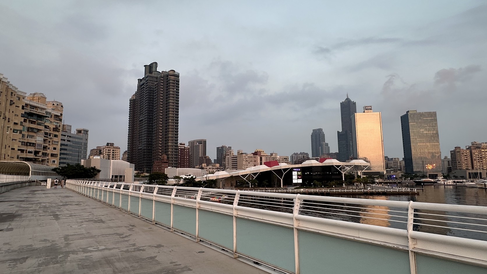 海豚步道沿水岸與高雄市區天際線實拍