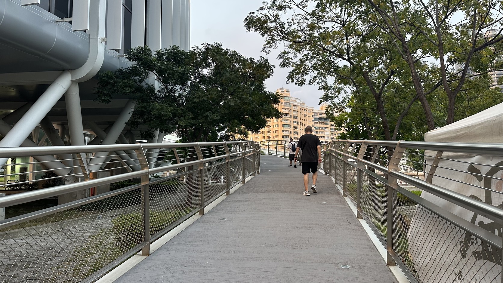 海豚步道護欄與行人實拍