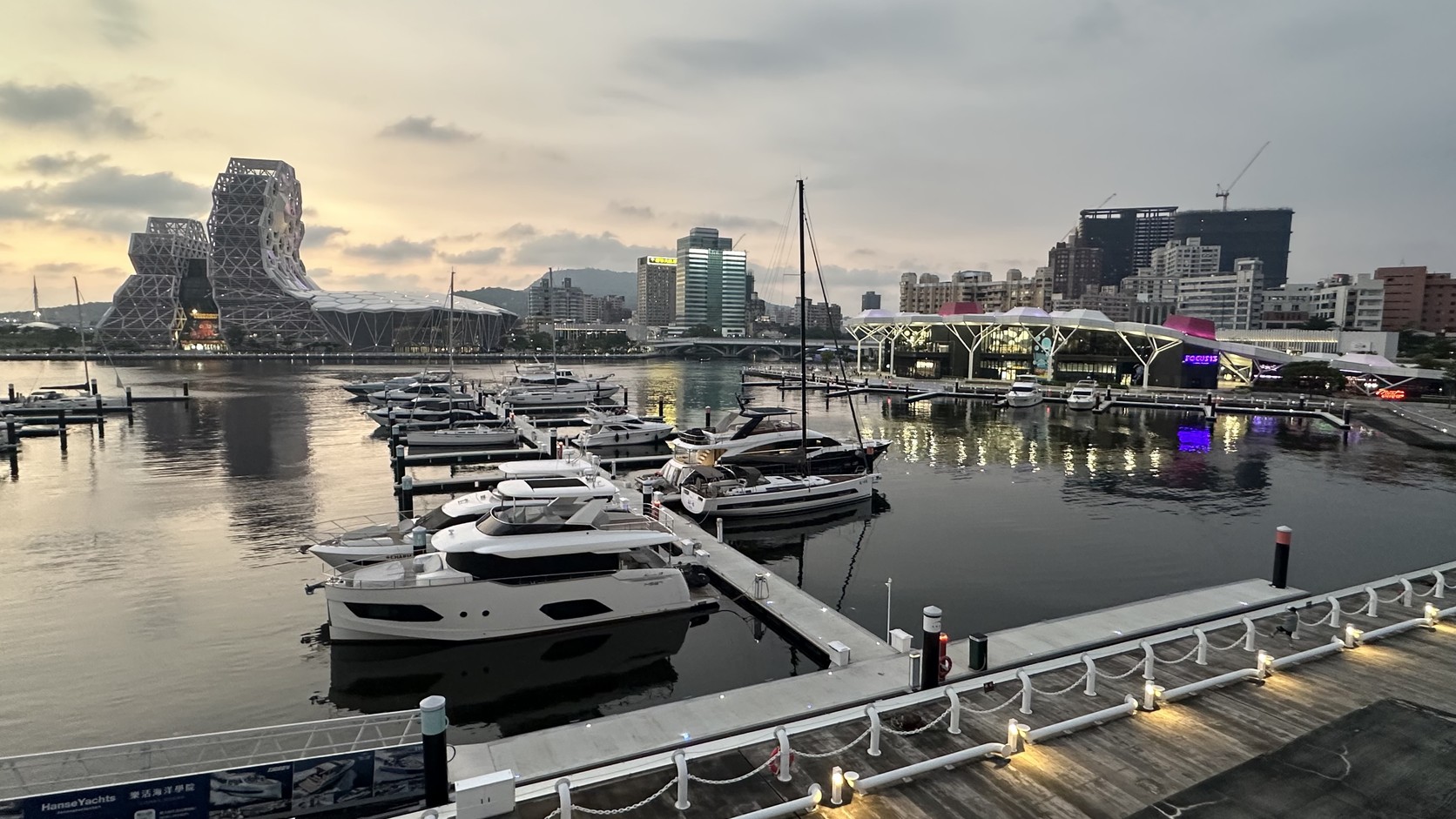 黃昏遊艇碼頭與音浪塔海音館遠景實拍