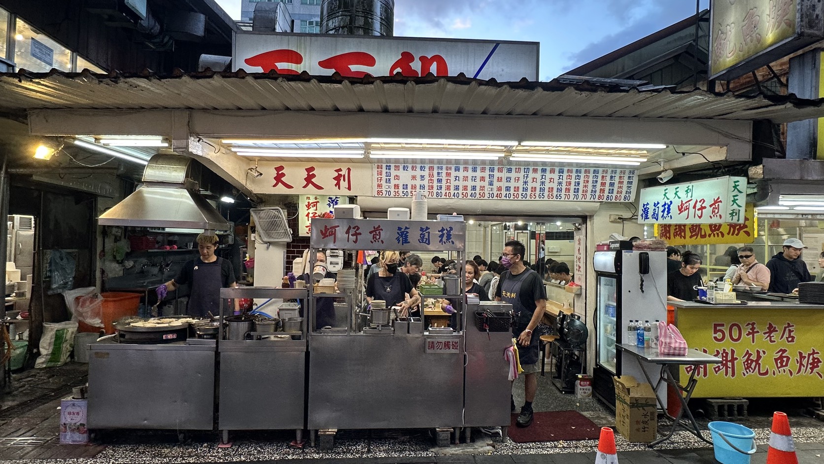 天天利美食坊店面招牌與攤位實拍