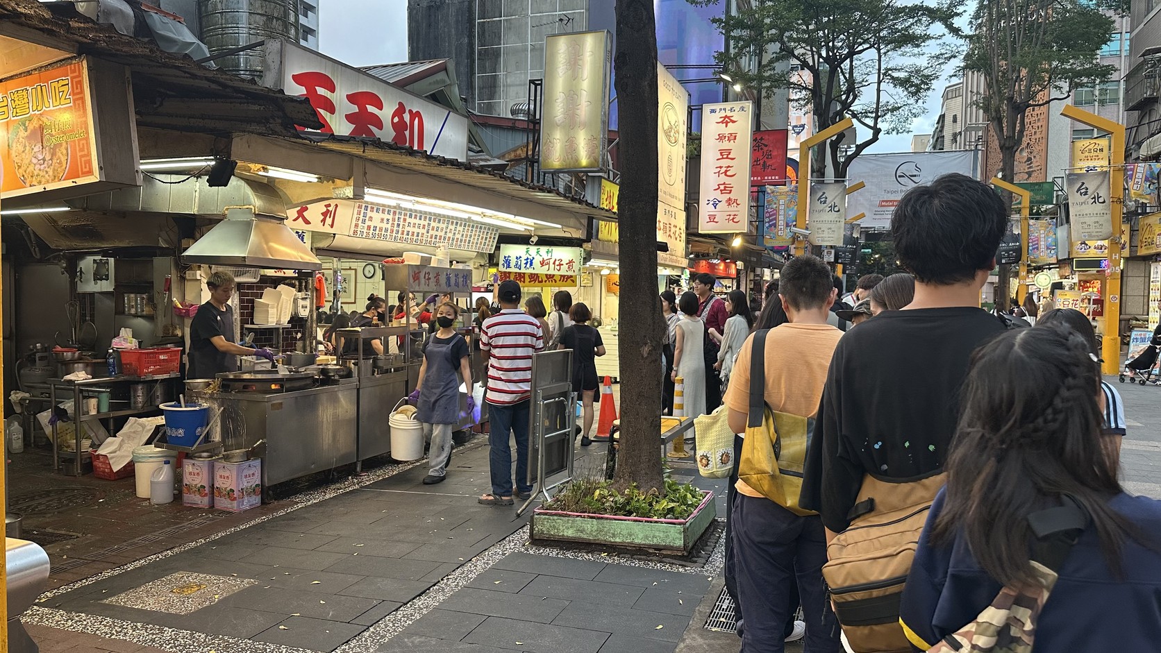 天天利門口排隊人龍實拍