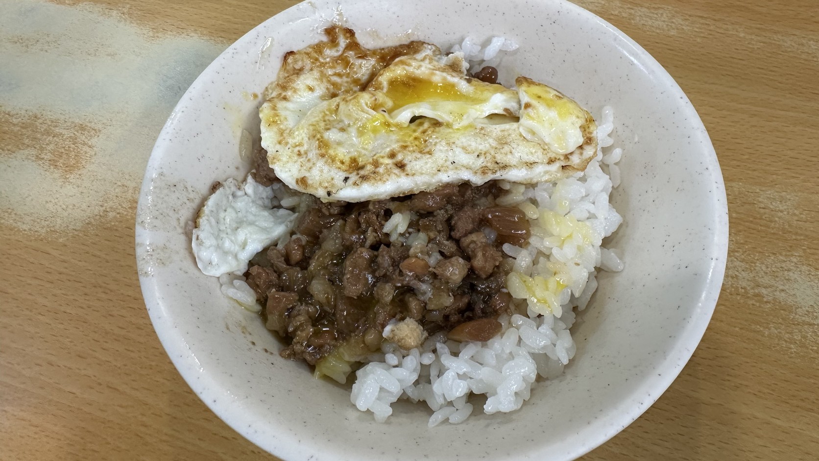 天天利滷肉飯肉燥與蛋黃滲入白飯實拍