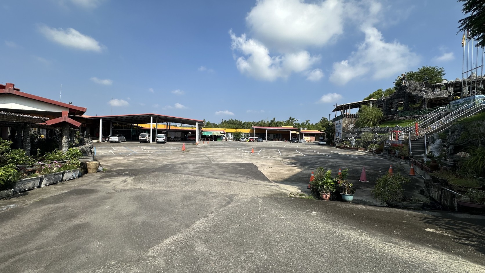 田寮石頭廟前廣場與停車空間實拍