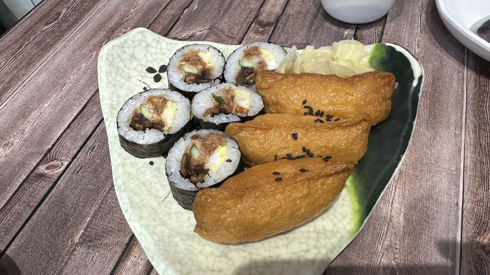 美觀園綜合壽司140元實拍，含豆皮壽司與海苔壽司
