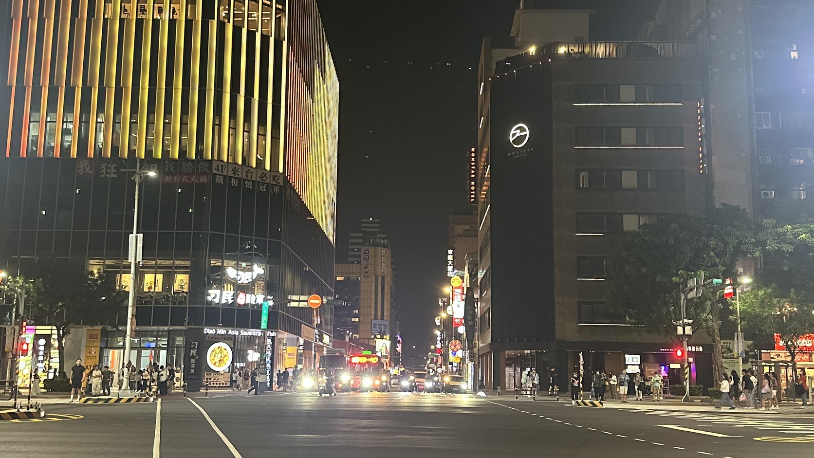 萬事達行旅西門町夜間街景與招牌主視覺