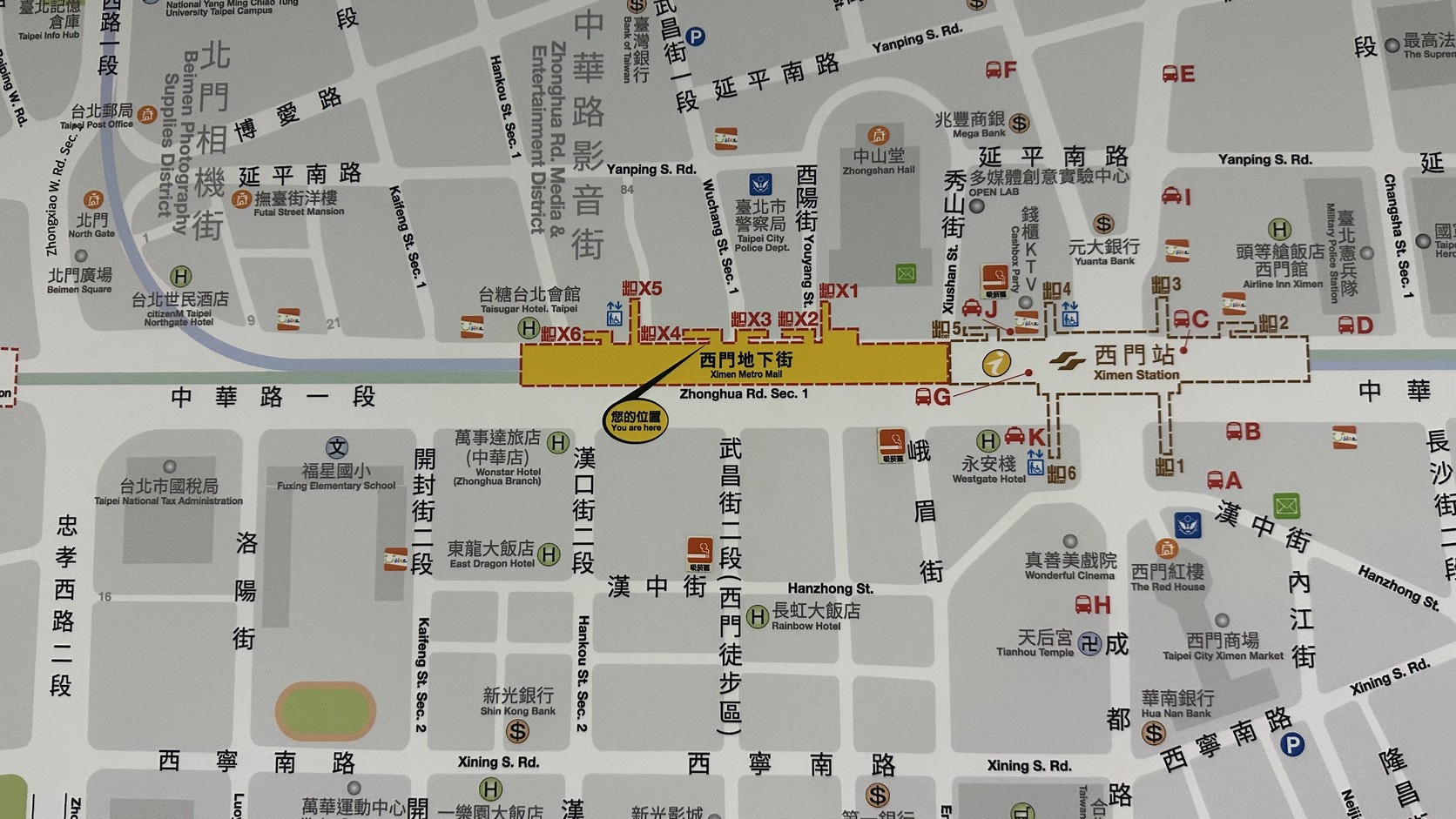 西門地下街指標地圖，標示萬事達旅店中華店位置