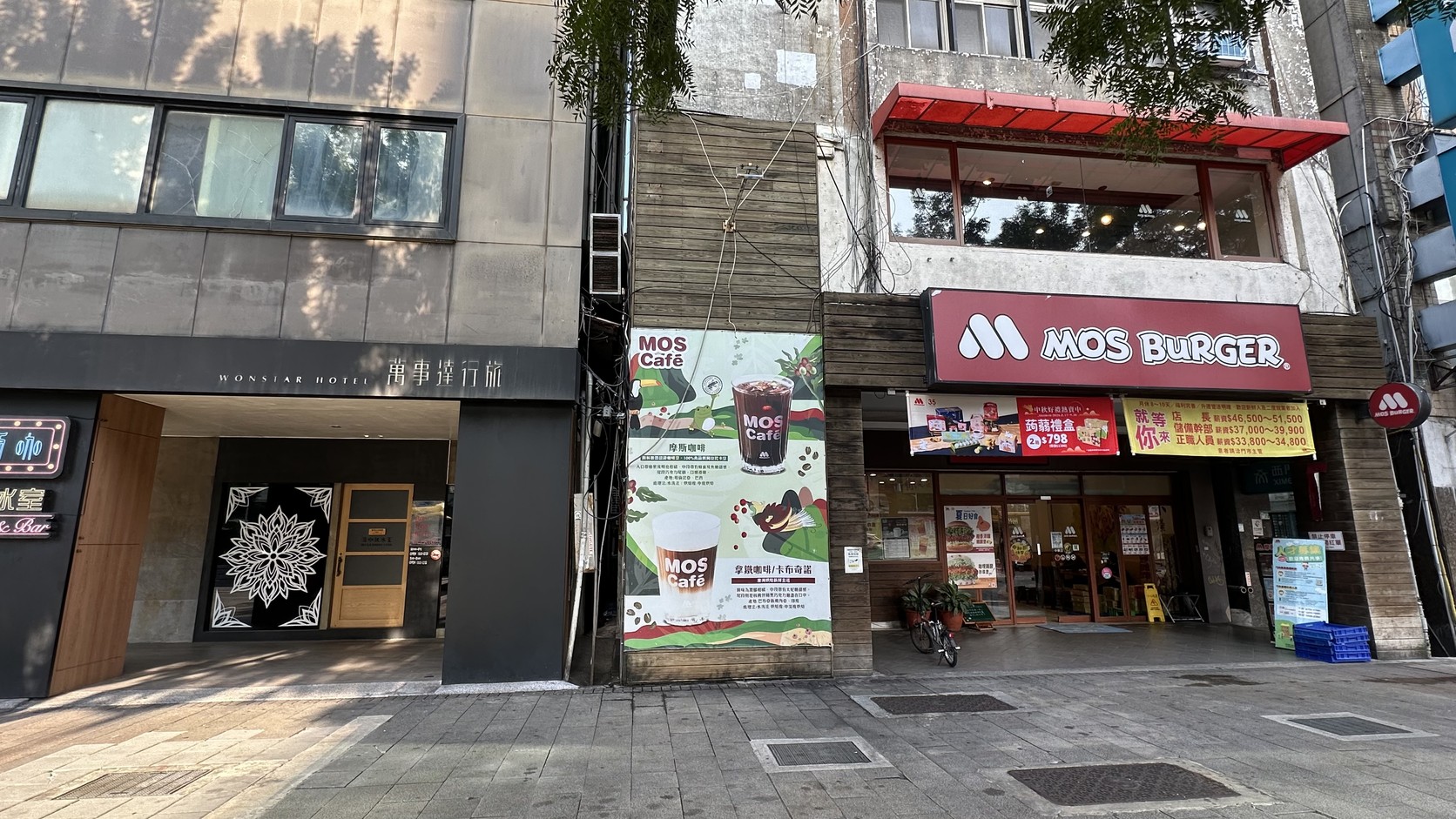萬事達行旅白天店面外觀，隔壁為MOS Burger