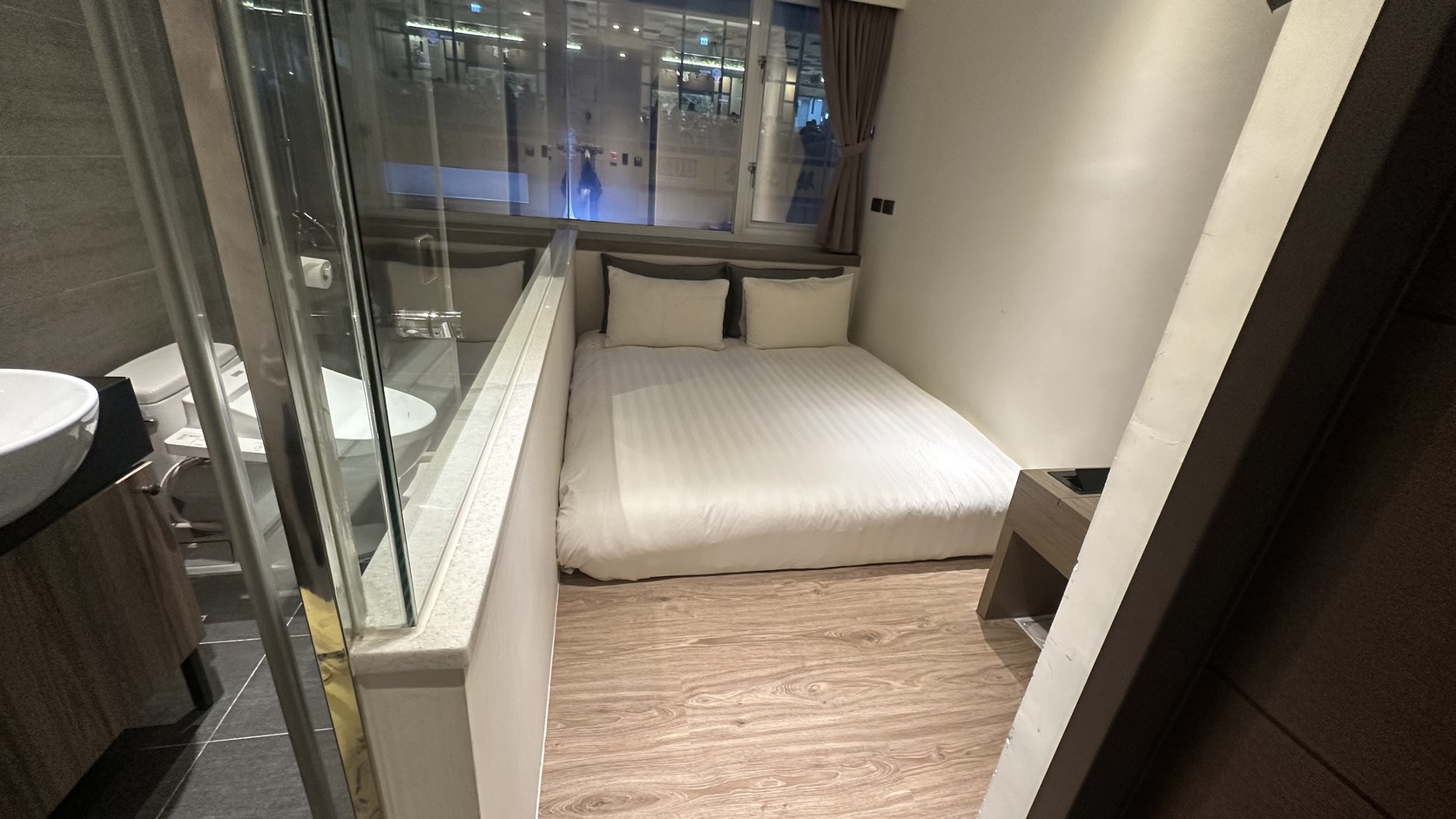 202號房床鋪與窗景，150公分寬大床實拍