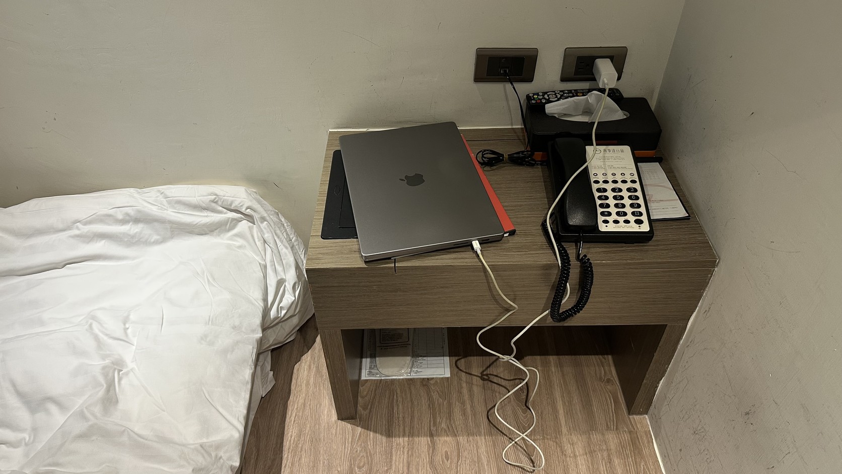 床邊小茶几變成臨時工作區，放置MacBook與電話實拍