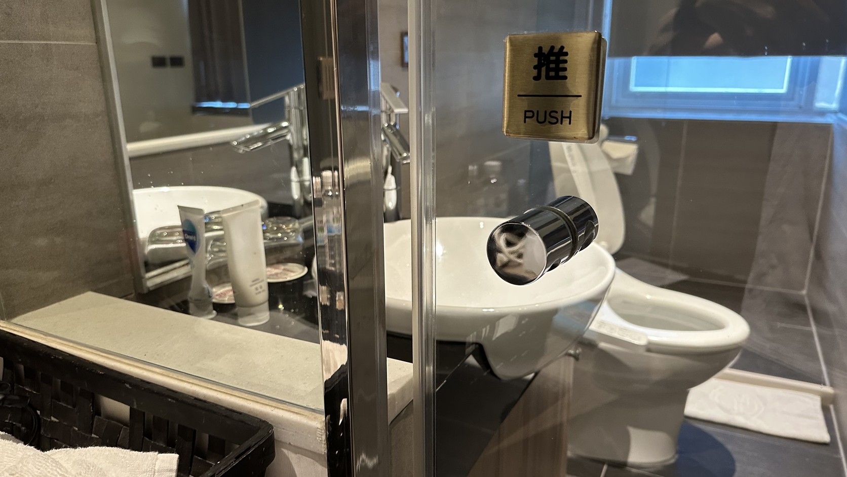 衛浴門「推PUSH」特寫，門無法固定關閉的實拍證據