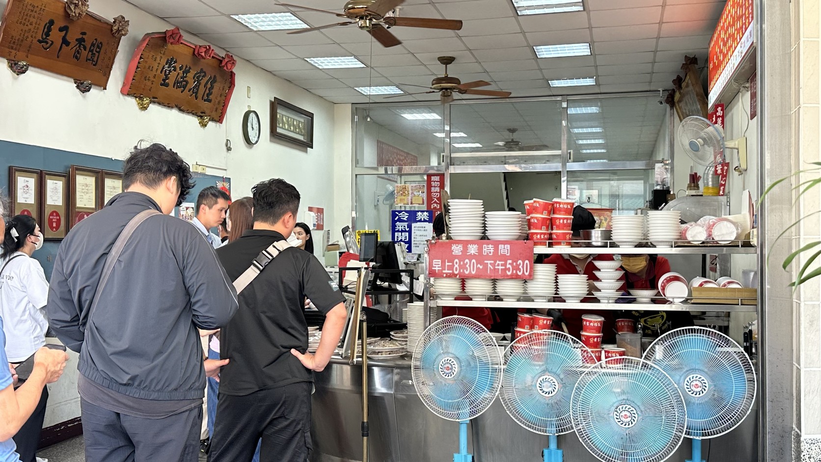 黃家肉燥飯點餐櫃台前排隊動線與四台大型電扇實拍