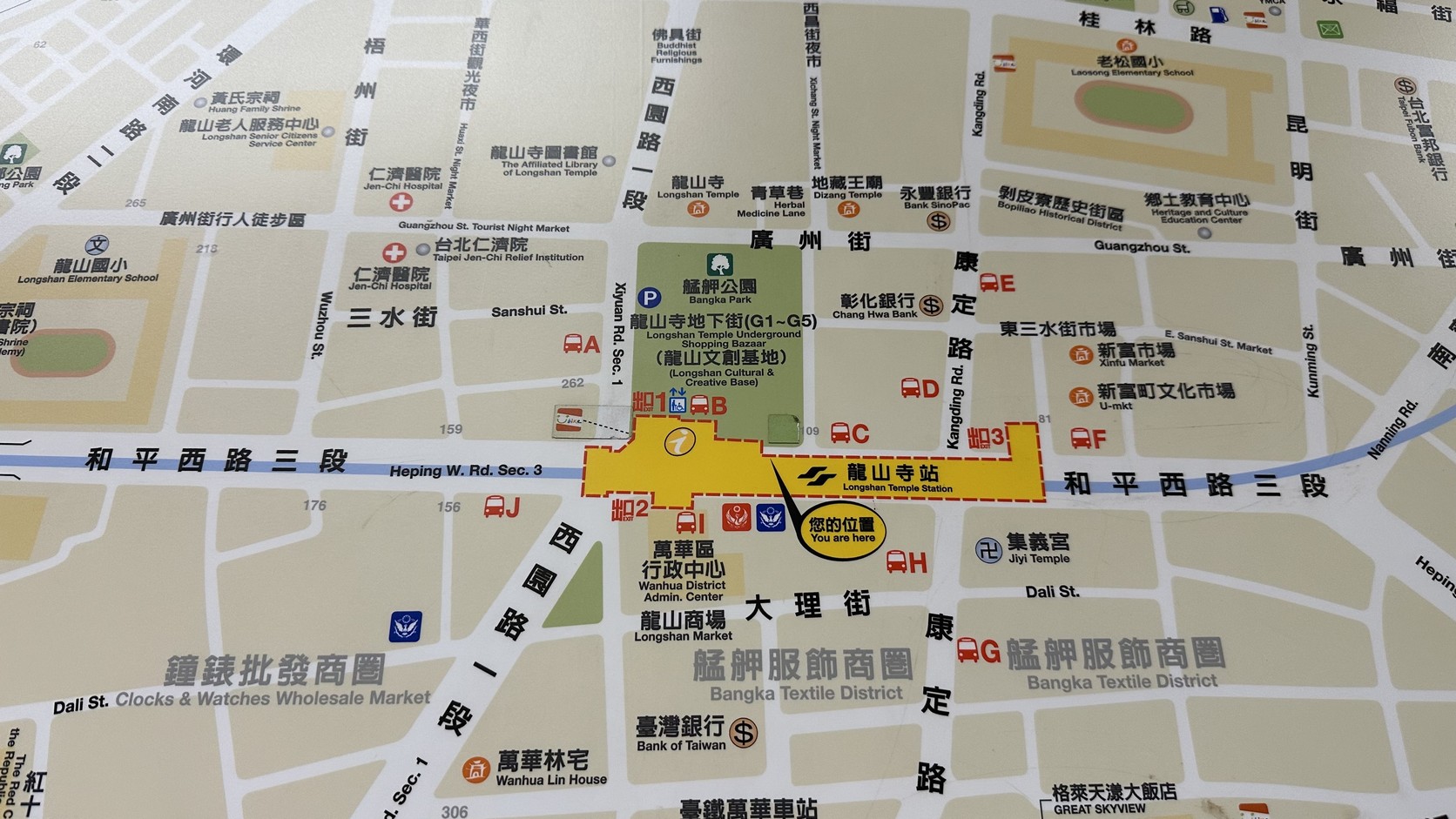 捷運龍山寺站周邊地圖：2號出口與和平西路三段位置實拍