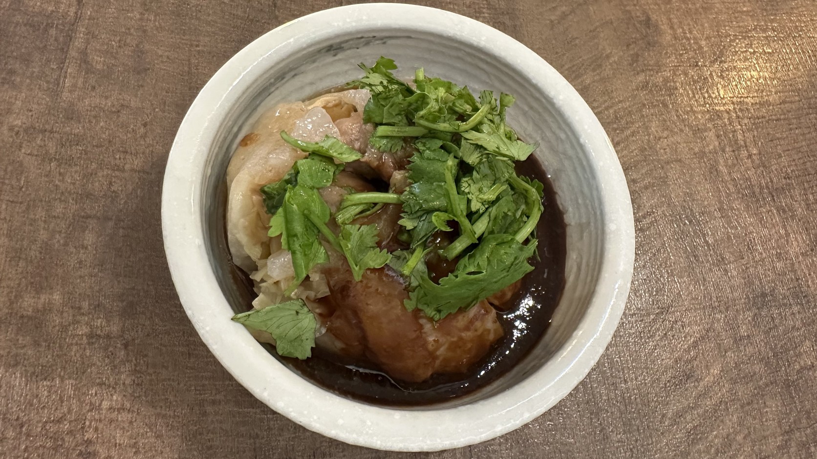 蘇來傳肉圓上桌：小碗盛裝、香菜與黑醬實拍