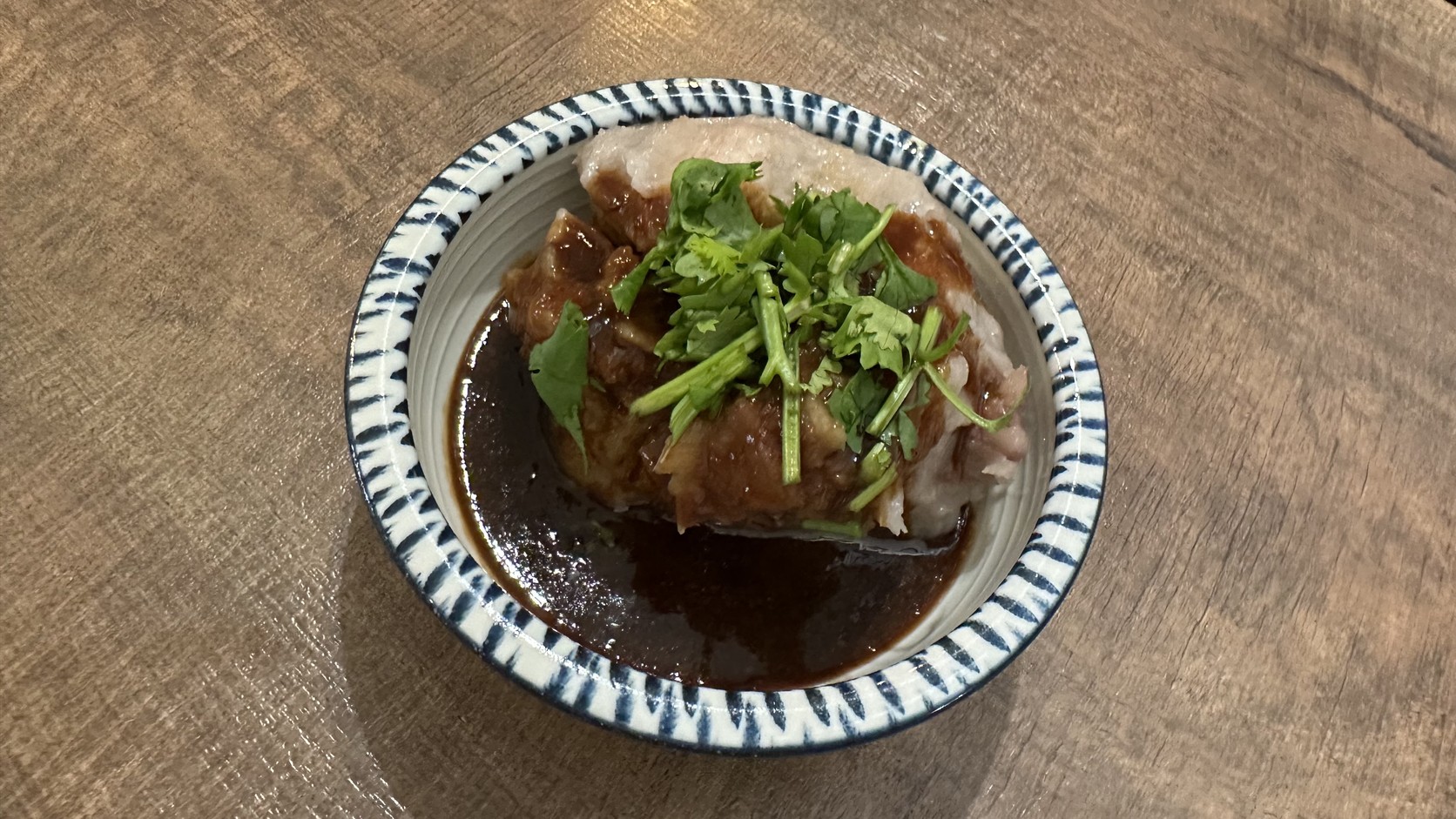 蘇來傳芋粿上桌：完整一大塊淋黑醬實拍