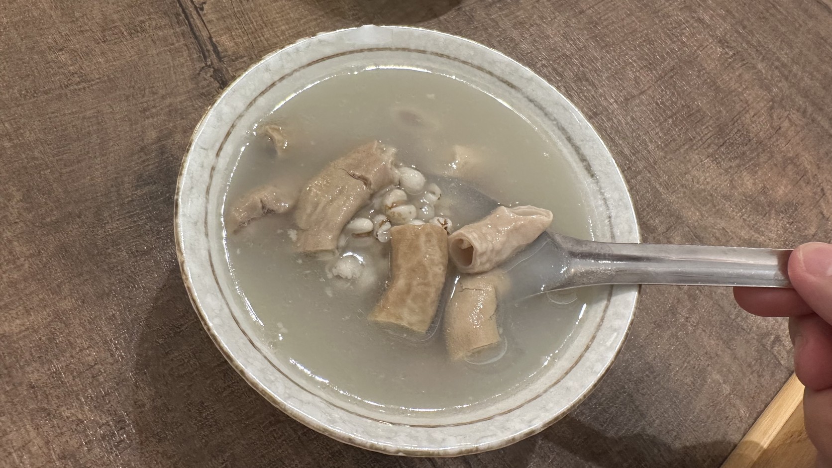 蘇來傳四神湯：大段豬腸、薏仁與清湯實拍