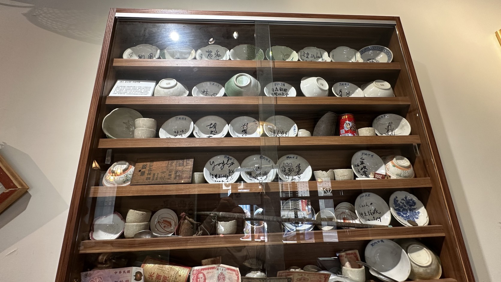 蘇來傳店內老碗盤陳列櫃實拍