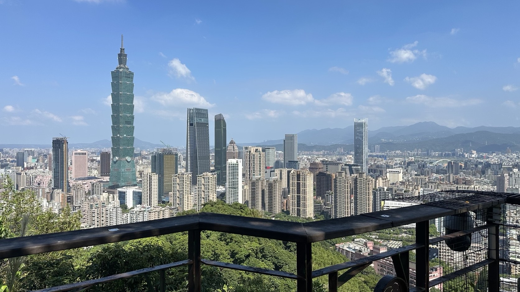 六巨石旁觀景平台望向台北101與信義區實拍