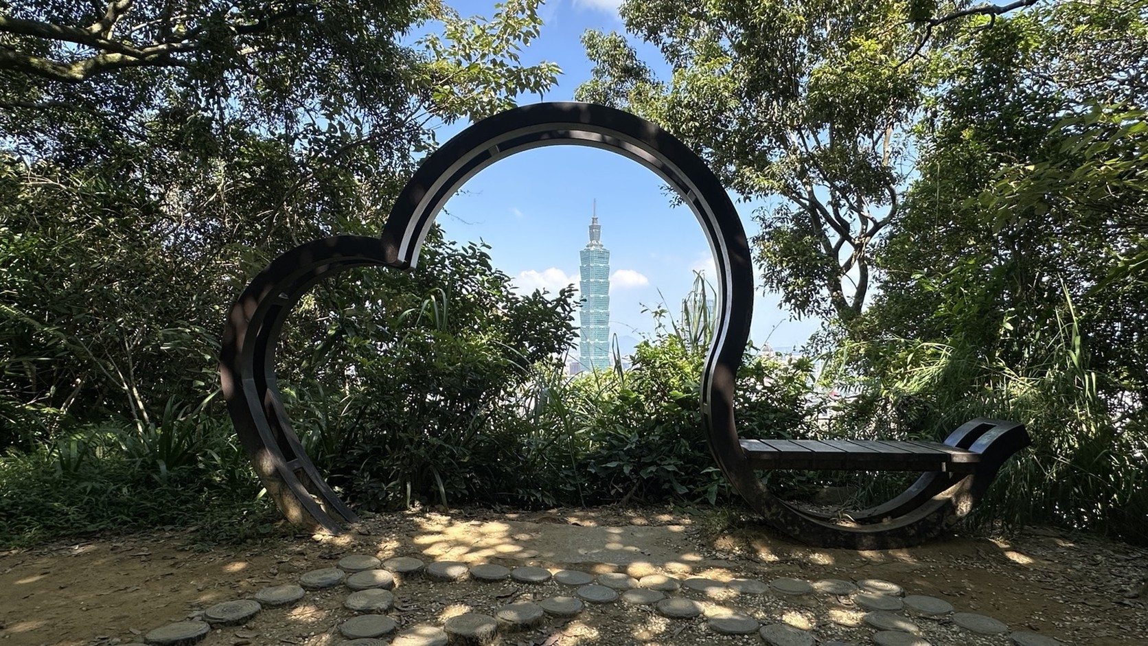 象山峰心形座椅框住台北101實拍