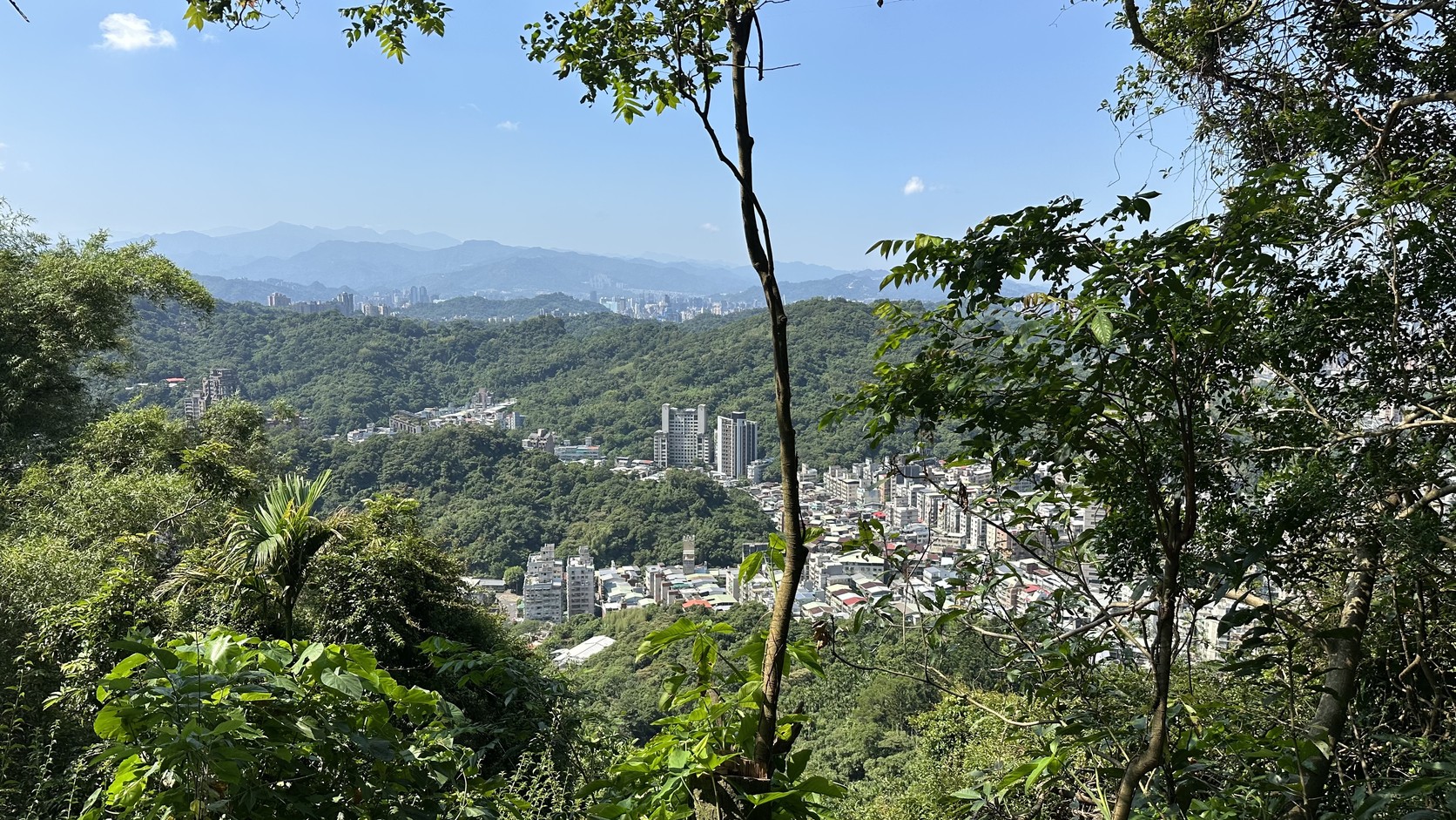 四獸山方向山區與住宅遠景實拍