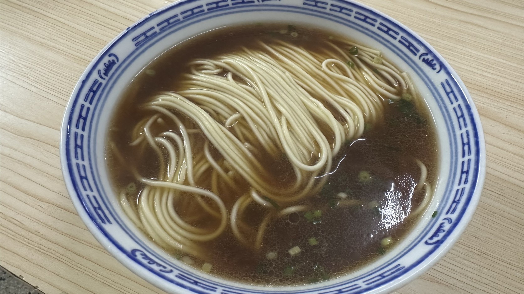 盛興麵館紅湯細麵實拍：藍花瓷碗盛裝的細麵與深褐色紅湯