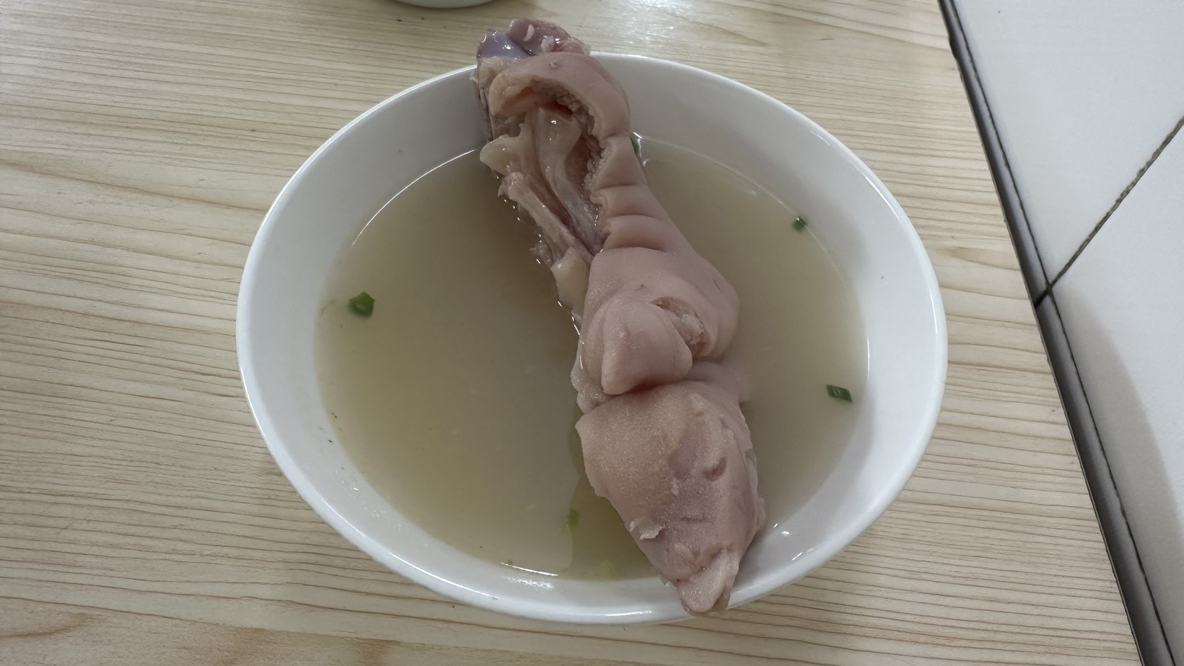 盛興麵館白湯豬爪實拍：白碗盛裝的淡粉白豬爪與乳白色湯