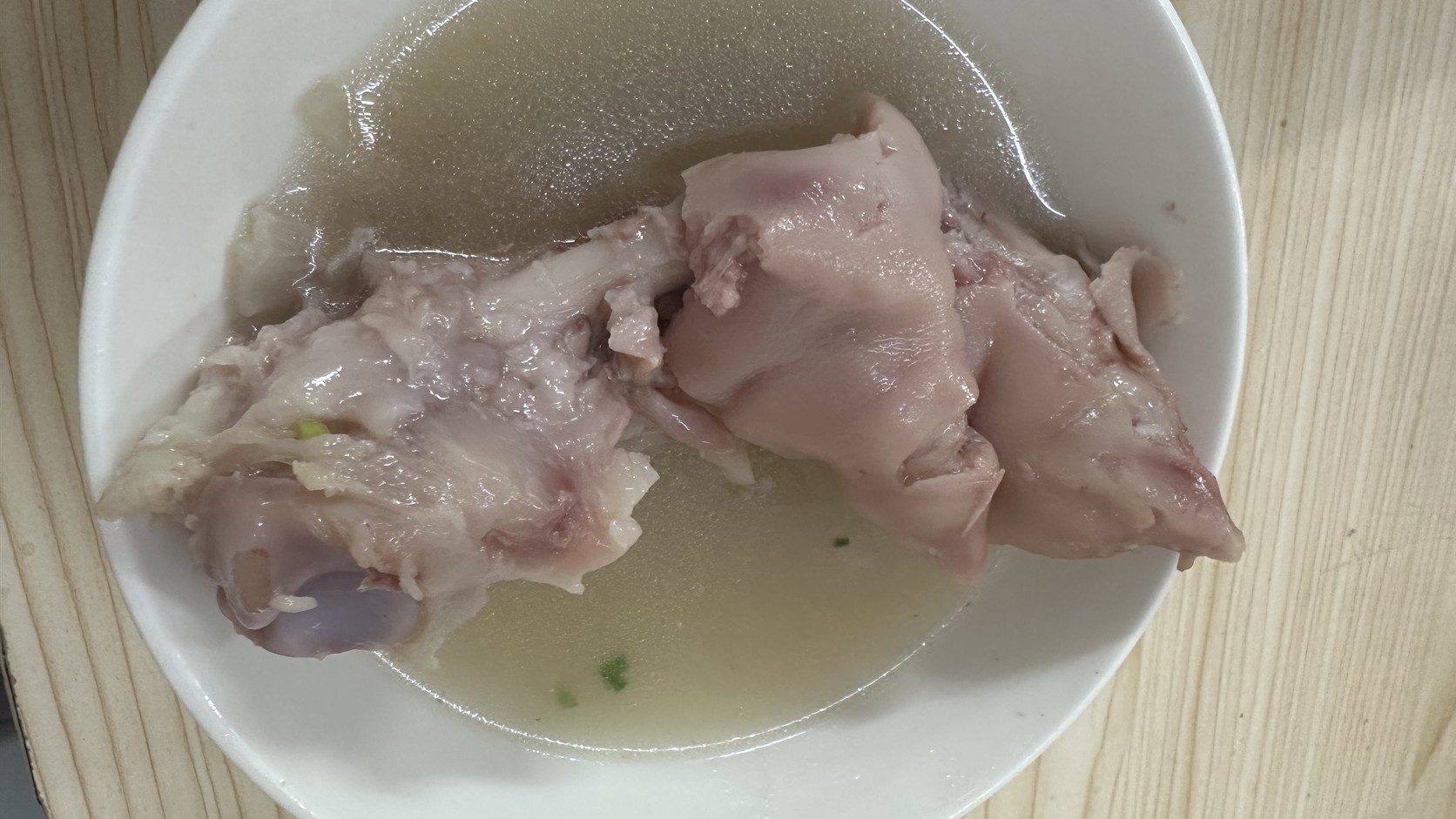 盛興麵館白湯豬爪近拍：淡粉白色豬爪與湯