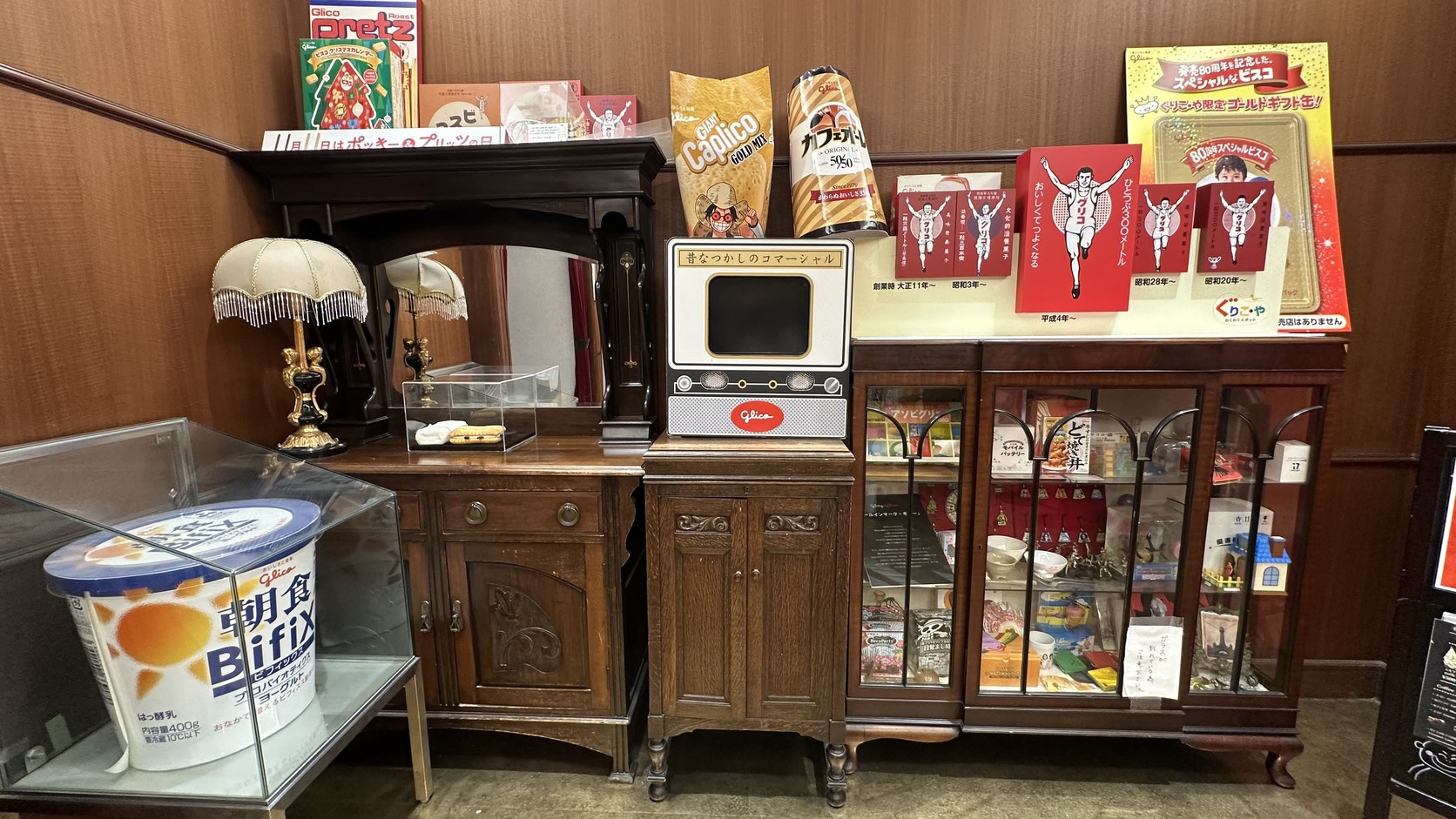 通天閣 Glico 展示空間的老式展示櫃，陳列歷代 Glico 包裝與老物件