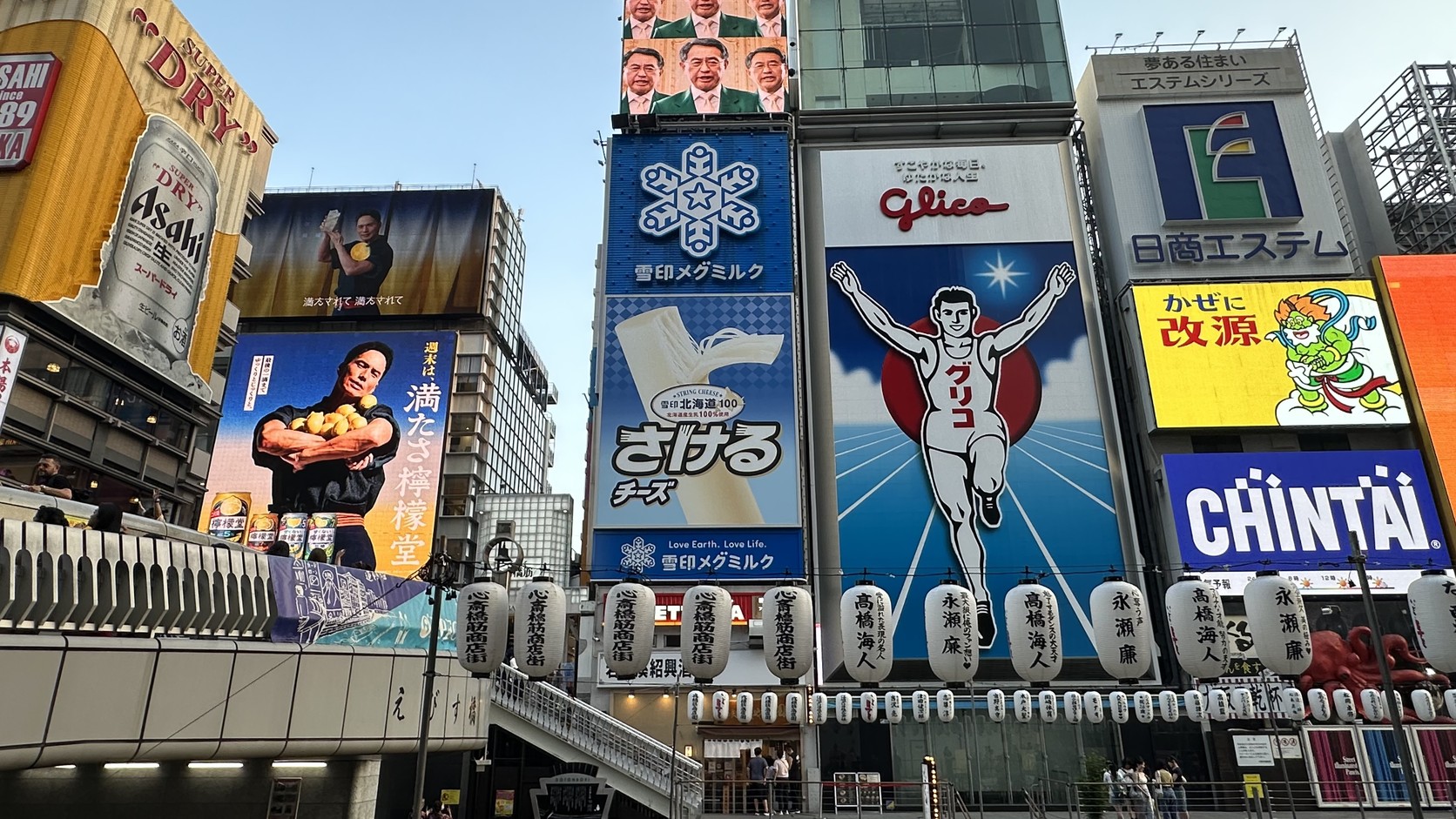 大阪道頓堀的 Glico 跑跑人招牌（第六代）正面，周圍還有其他大型廣告看板