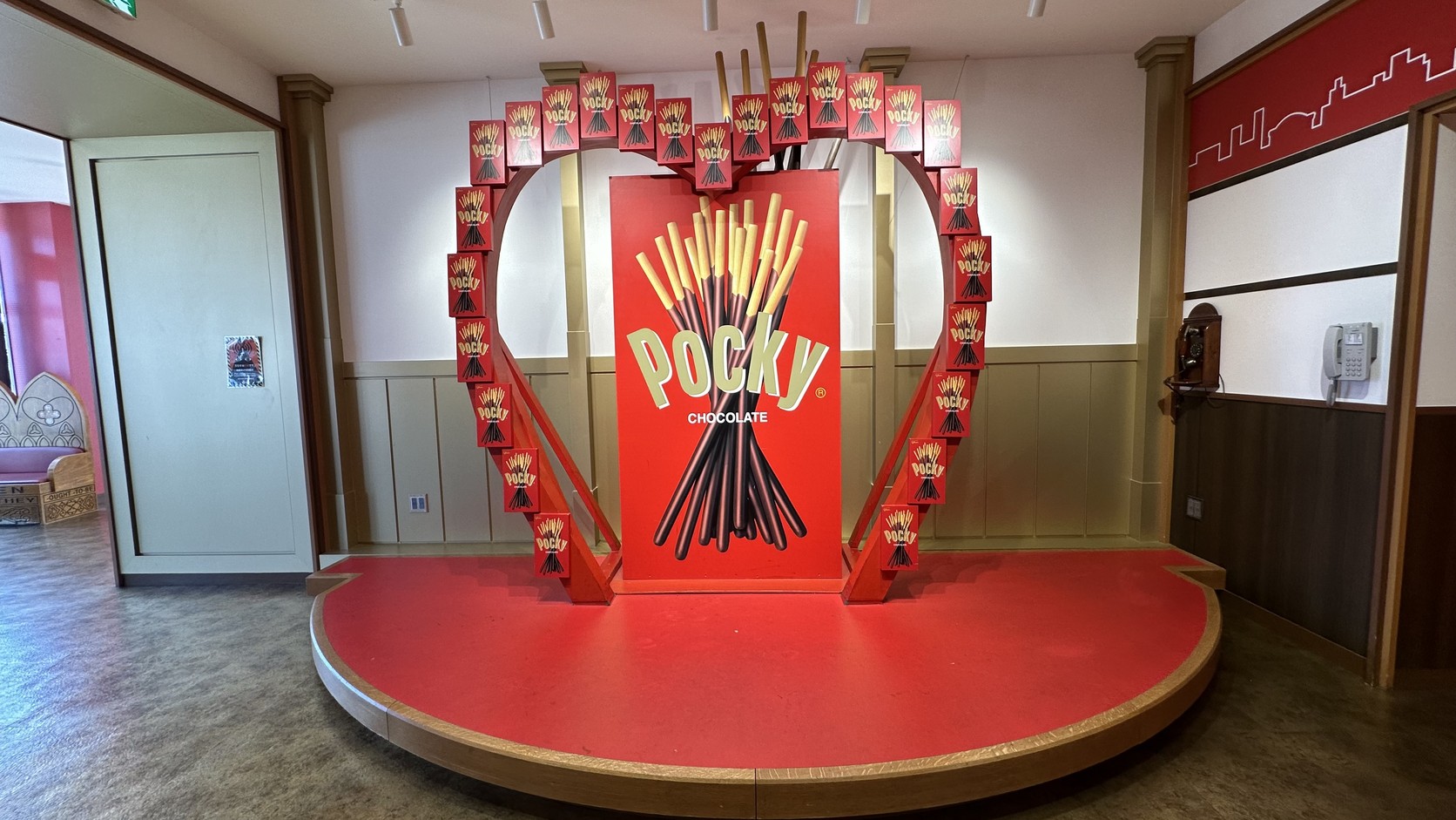 通天閣的 Pocky 愛心拍照裝置，一盒盒 Pocky 圍成心形，中間立著巨大的 Pocky