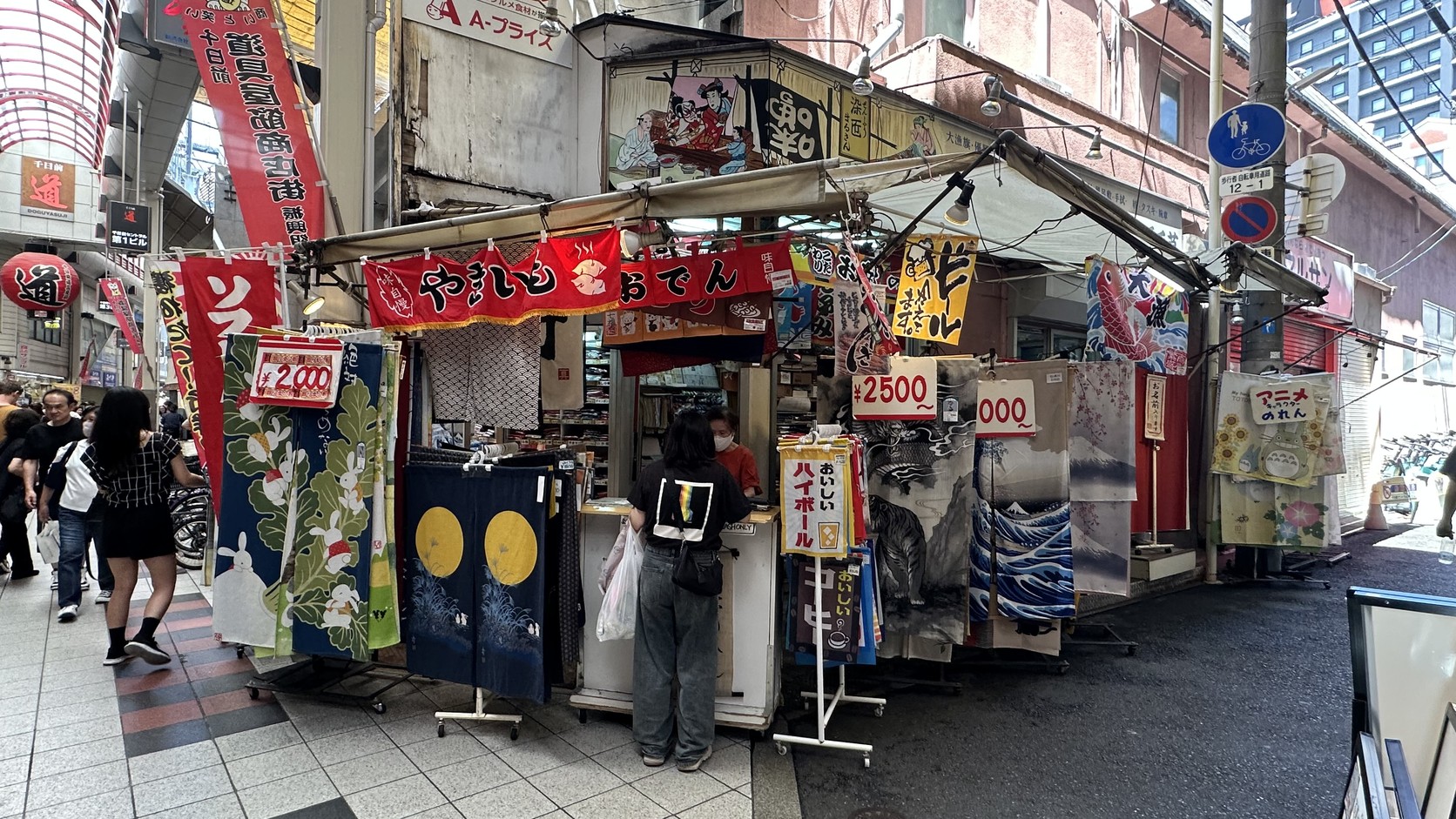 掛滿暖簾與手拭巾的店面，位在道具屋筋的轉角