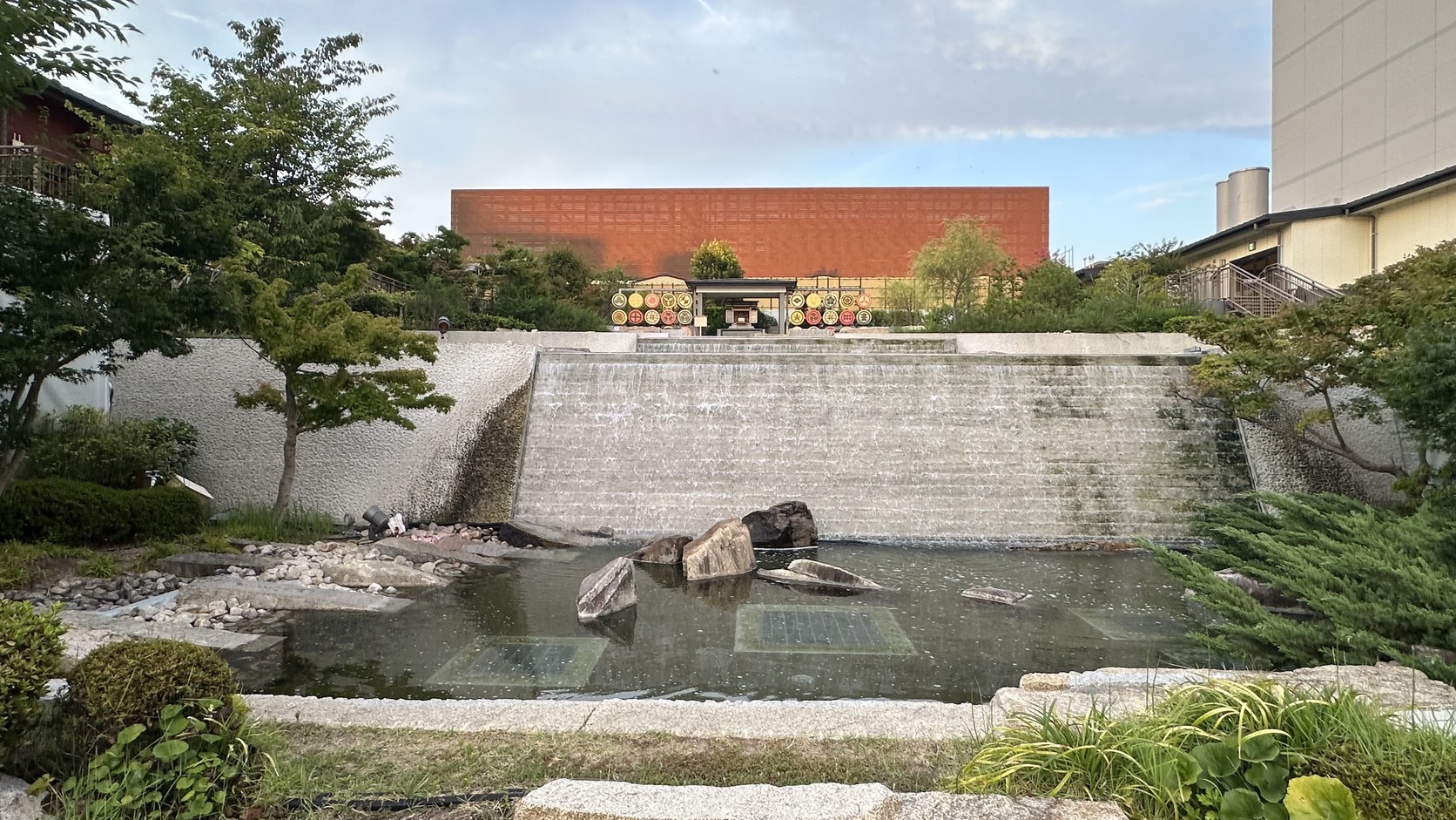 天空庭園的瀑布與池塘，周圍有岩石與植栽