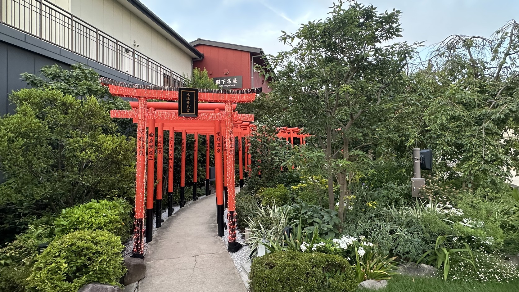 天空庭園中成排的紅色鳥居與步道